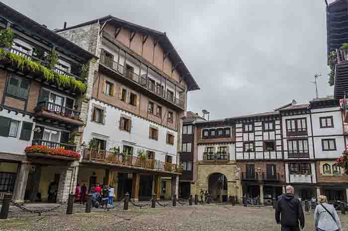 Guipúzcoa - Hondarribia 08 - plaza Gipuzkoa o De las Cadenas.jpg